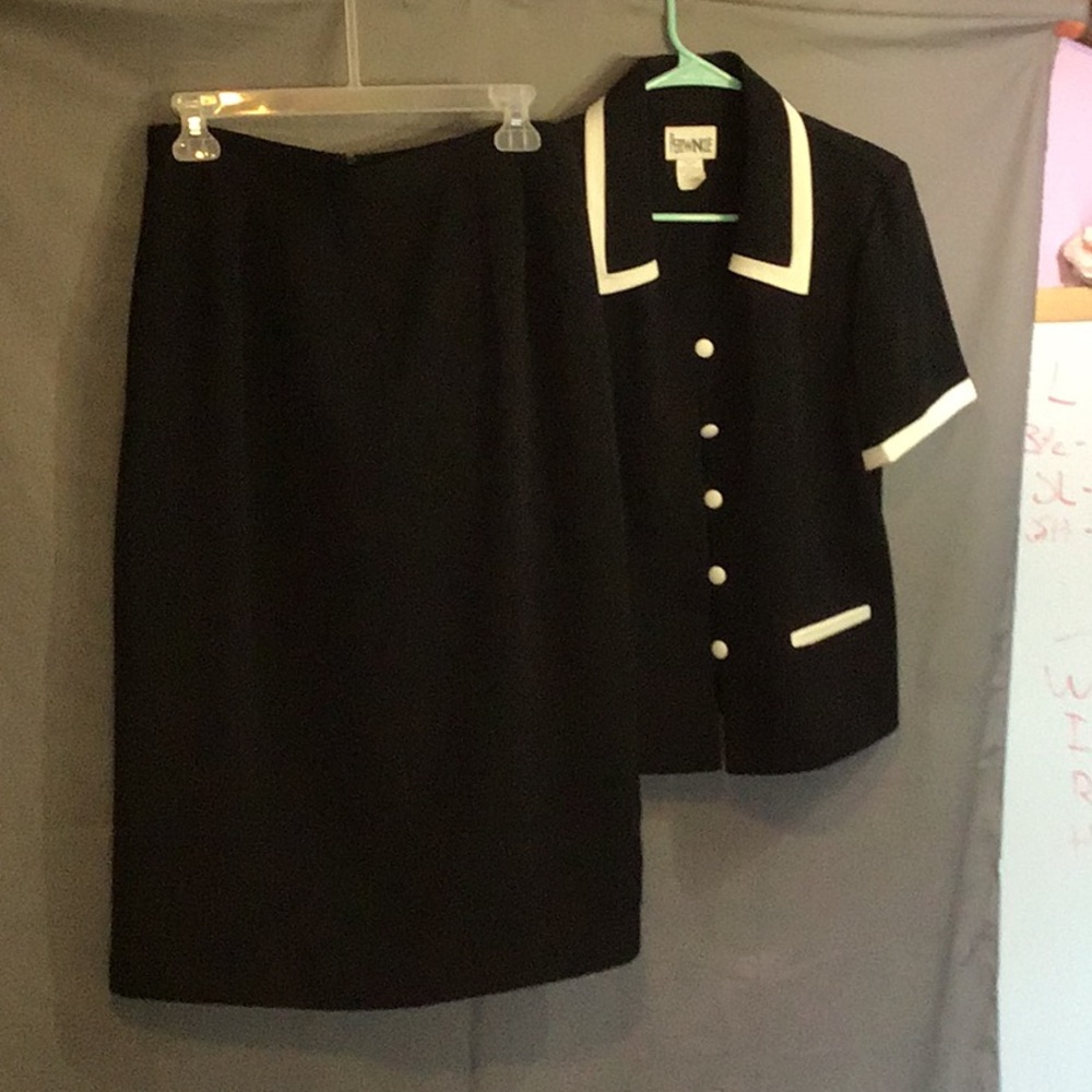 PERIWINKLE  2 pc suit .. skirt & top sz 10 blk wht